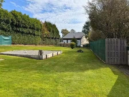 charmante maison rénovée avec terrasse et grand jardin.