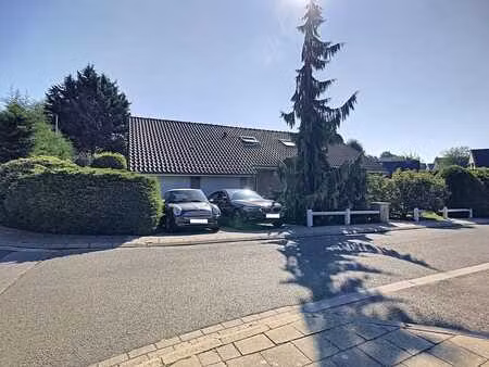 lumineuse villa quatre chambres située dans un clos