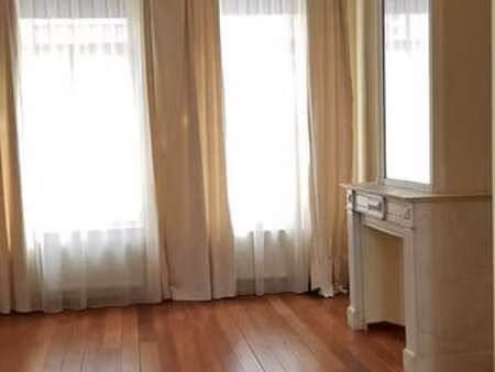 a cote de rue du chatelain duplex 2 chambres  terrasse  cour