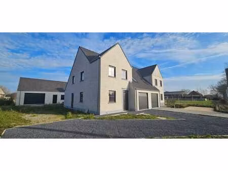 nieuwbouw halfopen woning met klein magazijn