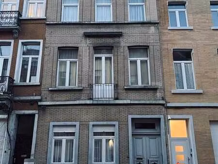 spacieuse maison bi-familiale de ±240m² + cour ±10m² !