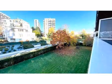 studio bien situé avec terrasse et cave
