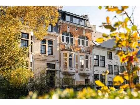 square larousse – maison boghoms avec jardin orienté est