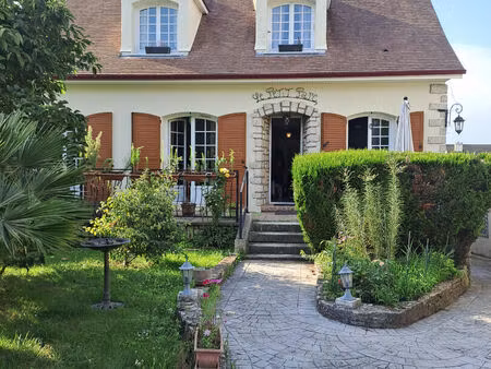 a louer à darvault  belle maison traditionnelle.