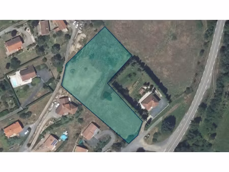 grand terrain constructible non loin des commerces et écoles