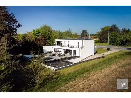 multifunctioneel gebouw met 2 wooneenheden  kantoor en showroom op een perceel van 2.074 m