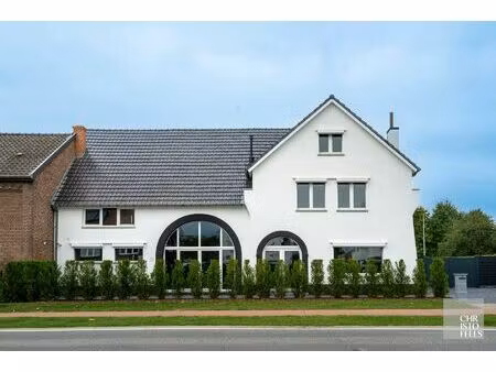 uitzonderlijk ruime (440m²!) en volledig gerenoveerde woning met commerciële topligging en