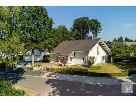 villa met binnenzwembad gelegen in een geliefde villawijk op een perceel van 1.757m²