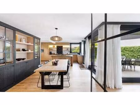 villa récemment rénovée située dans un quartier résidentiel