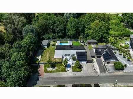 villa de luxe avec piscine dans un environnement paisible