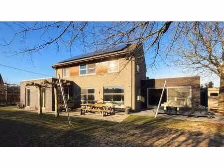 instapklare gezinswoning met 4 slaapkamers en zongerichte...