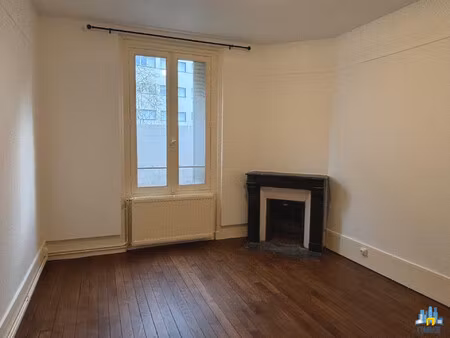 deux pieces avec cour privative courbevoie