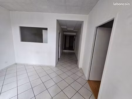 bureaux / commerce de plain pieds avec vitrine à 100 mètres place jourdan et cathédrale à 