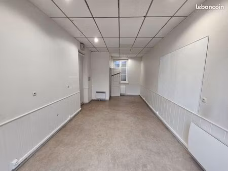 local bureau commerce de plain pieds avec vitrine 100 mètres place jourdan et cathédrale à