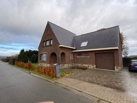 ruime 4-gevelwoning met 4 slaapkamers en grote tuin.