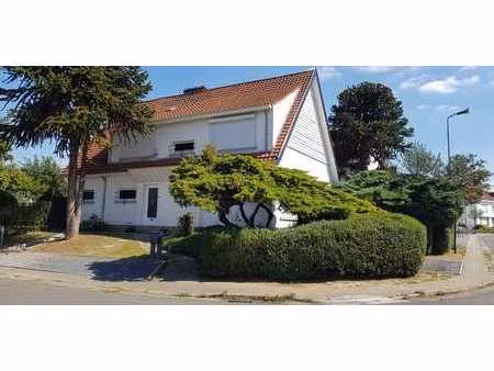 2 duplex avec chacun leur jardin à louer dans villa .