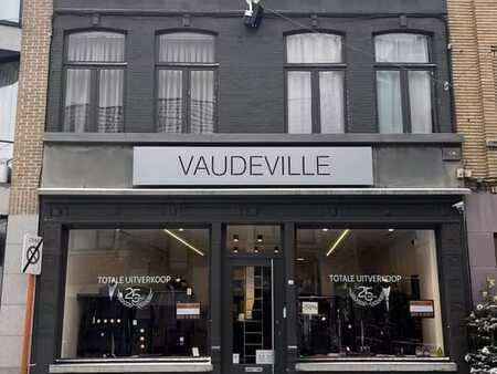 stijlvol pand ingericht als exclusieve modezaak