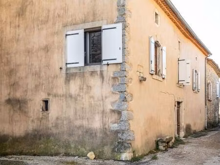 immeuble en pierre avec quatre logements au nord d'uzès