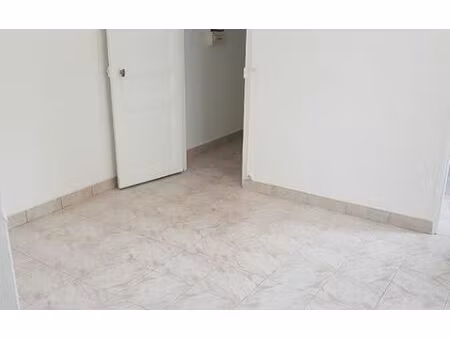 location appartement  m² t-1 à la courneuve  728 €