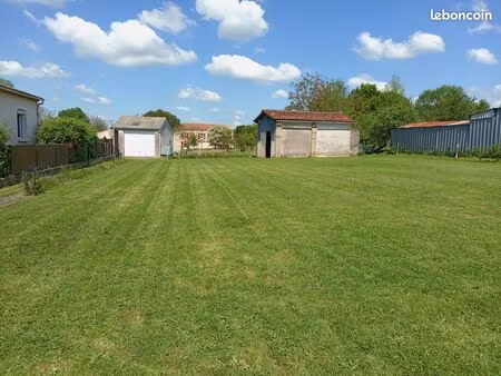 terrain avec bâtiment