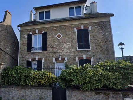 'voisins le bretonneux village' joli studio de 23 m2 meublé !