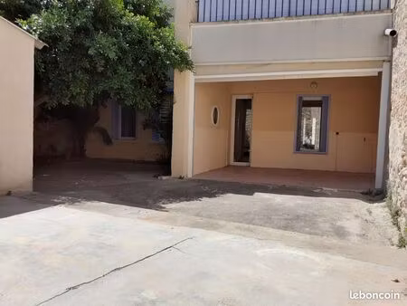 loue f4 de 85m² rez-de-chaussée + cour intérieure 65m² + dépendance 33m²