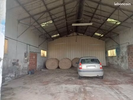 location emplacement pour camping car dans un hangar fermé