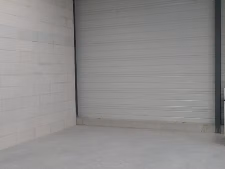 dépôt / box de stockage de 32m²