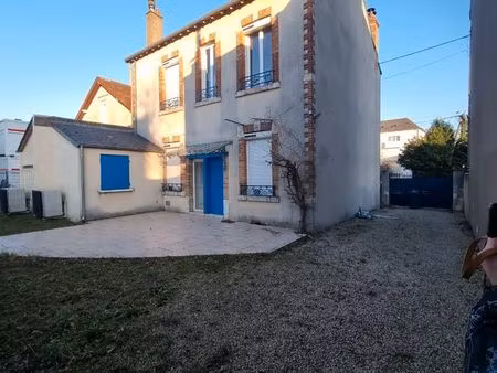 maison familiale rénovée – 4 chambres + mezzanine – jardin – parking – orléans