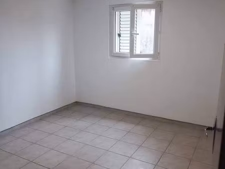 t3 bas de villa petite île ville