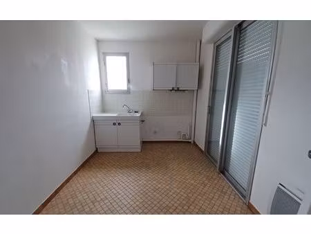 location appartement  48.3 m² t-2 à saint-benoît-du-sault  286 €