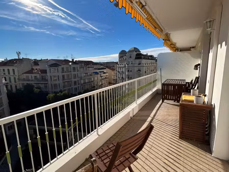 nice carre d'or / grand 2 pièces traversant avec terrasses