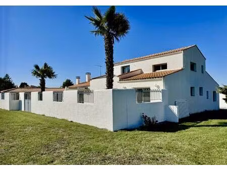 breuillet élégante villa avec piscine  volumes et luminosi