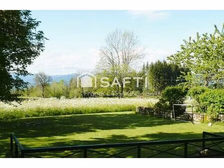 charmante maison en pierres vue dégagée et source