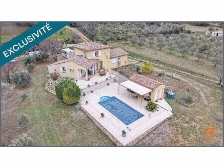 villa 140m² sur 2552m² de terrain clos avec piscine