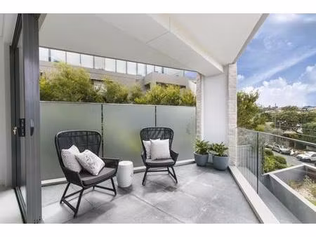 proche metro : 2 pieces bien agence avec terrasse