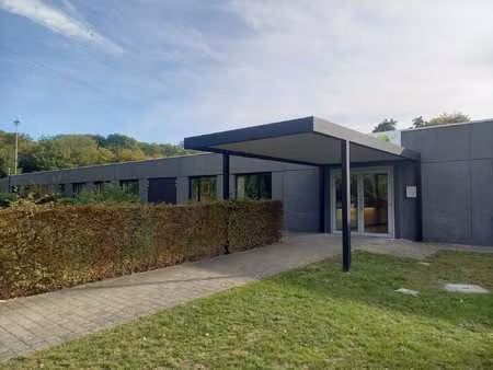 atelier te huur met sectionaalpoort en bureel