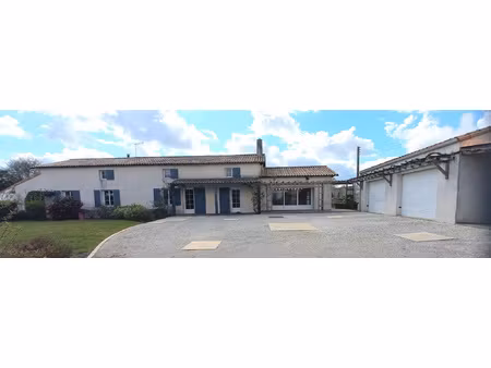 longère en pierre avec piscine couverte  studio indépendant