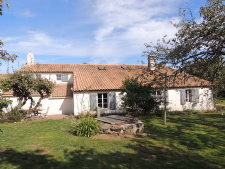 longère en pierre avec piscine couverte terrain de 2 332 m2
