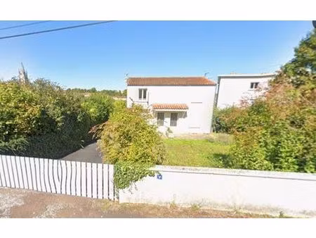 location maison  m² t-3 à saintes  670 €