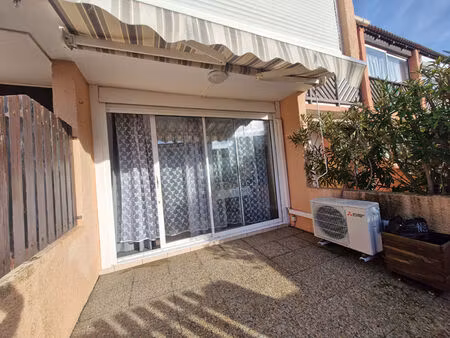 a louer studio meuble + terrasse au rdc a port la nouvelle