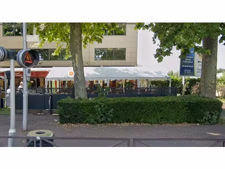 restaurant d'angle avec terrasse