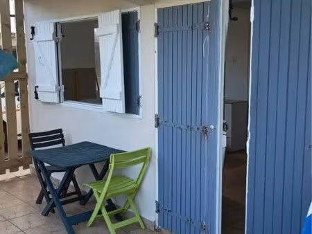 appartement f1 dans immeuble situé au bord de la plage montal moule