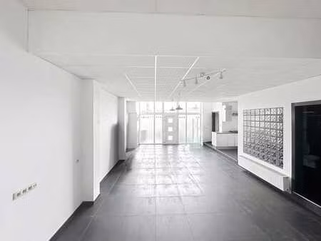 bel appartement deux chambres avec une terrasse et un jardin