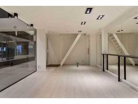 local commercial d'environ 54m² à louer dans le centre de ro