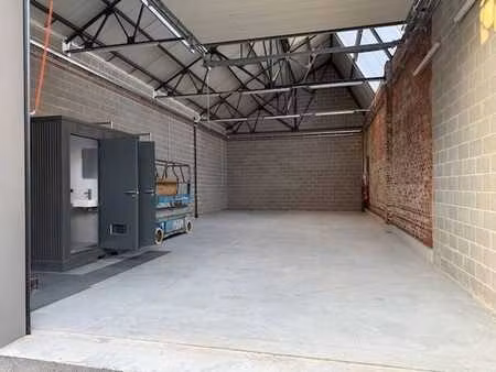 entrepôt industriel bien situé et 2 places de parking