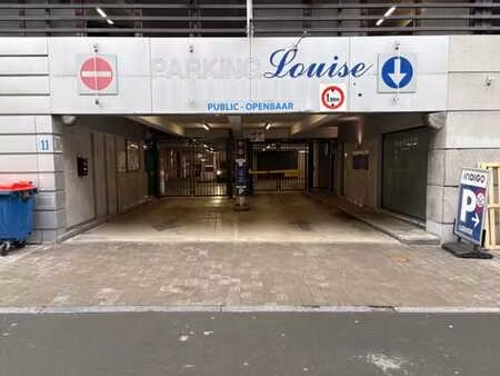 parking sécurisé entre le châtelain  stéphanie et louise
