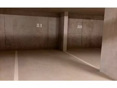 location stationnement  m² t- à bron  100 €