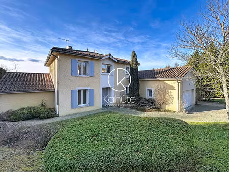 belle maison traditionnelle de 185m2  6 pièces  5 chambres et terrain avec vue dégagée de 