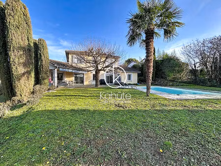 belle maison traditionnelle de 185m2  6 pièces  5 chambres et terrain avec vue dégagée de 